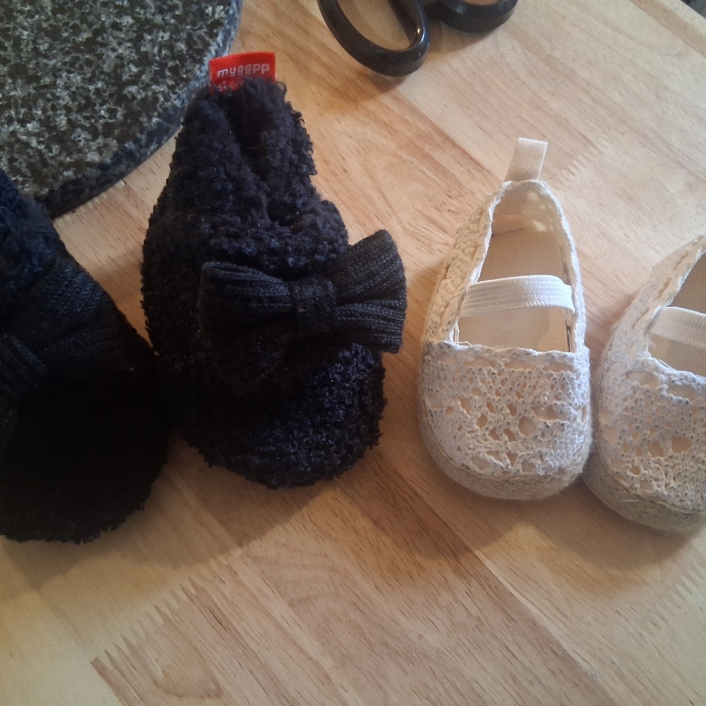 Newborn Booties Black and Cream Set